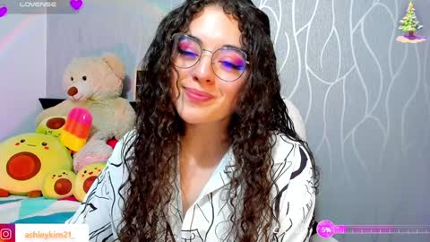 Snapshot of ashleykiim_ chatting on 12.16.24 .. Ashley .. online show from 12.16.24