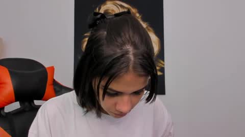 Snapshot of ashleytravis_ chatting on 12.20.24 online show from 12.20.24