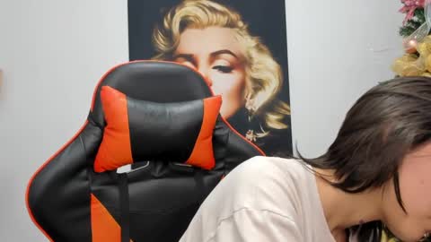 Snapshot of ashleytravis_ chatting on 12.24.24 online show from 12.24.24