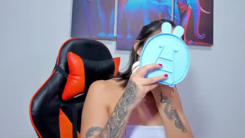 Snapshot of ashleytravis_ chatting on 01.14.25 online show from 01.14.25