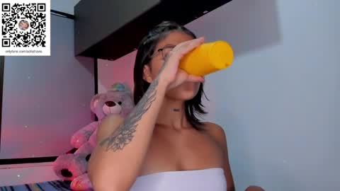 Snapshot of ashleytravis_ chatting on 01.22.25 online show from 01.22.25