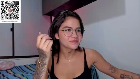 Snapshot of ashleytravis_ chatting on 02.01.25 online show from 02.01.25