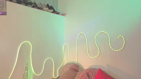 Snapshot of ashlynnlowe_ chatting on 12.04.25 Ash online show from 12.04.25