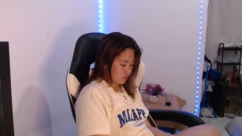 Snapshot of asian_honey69 chatting on 11.11.25 bb girl online show from 11.11.25