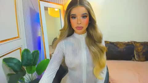 Snapshot of asiandiamond69 chatting on 11.04.25 elizabeth arden online show from 11.04.25