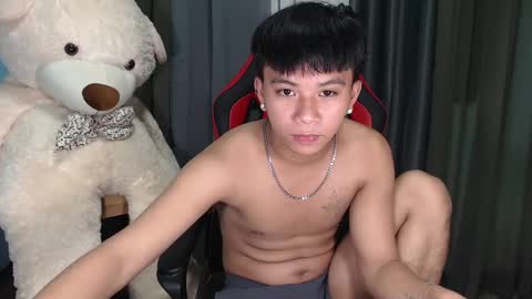 Snapshot of asianhunk_zam chatting on 12.12.24 Zam online show from 12.12.24