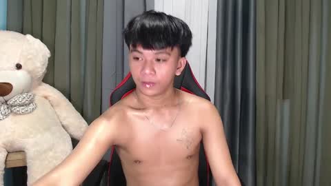 Snapshot of asianhunk_zam chatting on 01.04.25 Zam online show from 01.04.25