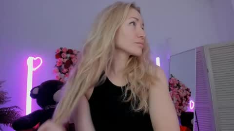 Snapshot of astramonroe chatting on 06.04.26 astramonroe online show from 06.04.26