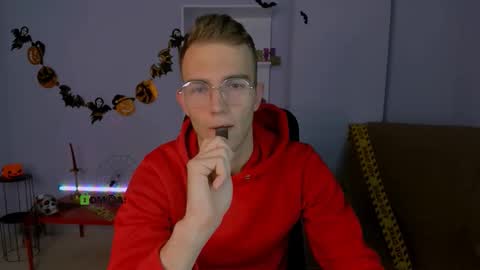 Snapshot of astren_villo chatting on 10.19.25 astren online show from 10.19.25