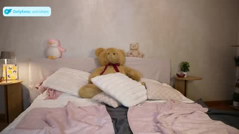 Snapshot of astridwet chatting on 05.19.26 Astrid online show from 05.19.26
