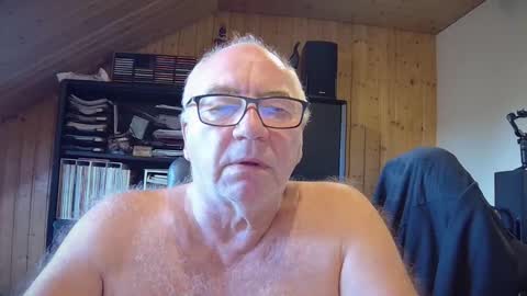 Snapshot of asusandy chatting on 09.29.25 asusandy online show from 09.29.25