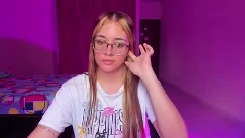 Snapshot of atenas__05 chatting on 03.05.25 atenas online show from 03.05.25