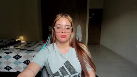 Snapshot of atenas__05 chatting on 03.12.25 atenas online show from 03.12.25