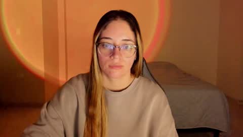 Snapshot of atenas__05 chatting on 10.28.25 atenas online show from 10.28.25