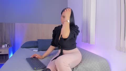 Snapshot of atenea_clerk chatting on 09.19.25 Atenea online show from 09.19.25