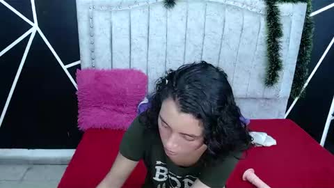 Snapshot of athenayoness chatting on 12.24.24 athenayoness online show from 12.24.24