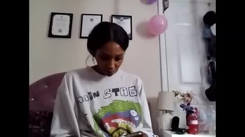 Snapshot of atirahcali chatting on 10.21.25 AtirahCali online show from 10.21.25