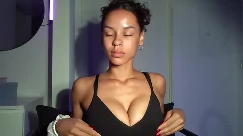 Snapshot of augustlaines chatting on 11.01.25 August online show from 11.01.25