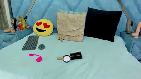 Monii Yi online show from 04.11.26