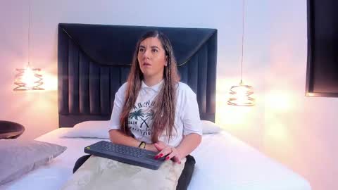 Snapshot of auraevens chatting on 09.09.25 Aura Evans online show from 09.09.25