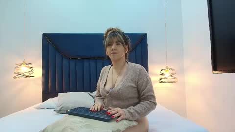 Snapshot of auraevens chatting on 09.18.25 Aura Evans online show from 09.18.25