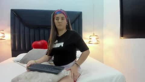 Snapshot of auraevens chatting on 09.22.25 Aura Evans online show from 09.22.25