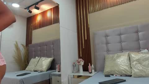 Snapshot of aurarey chatting on 11.14.25 Aura Rey online show from 11.14.25