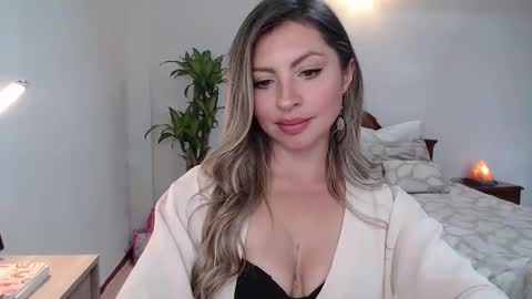 Auri Belle  online show from 11.06.25