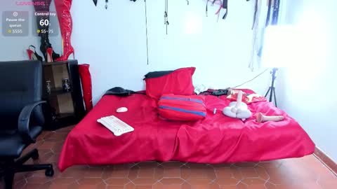 Snapshot of aurora_cullen chatting on 10.19.25 Aurora online show from 10.19.25