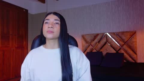 Snapshot of aurora_jones1 chatting on 11.05.25 Aurora online show from 11.05.25