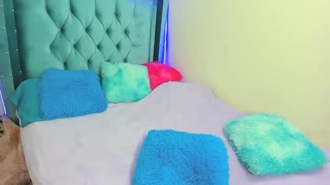 aurora_sky9 online show from 12.18.25