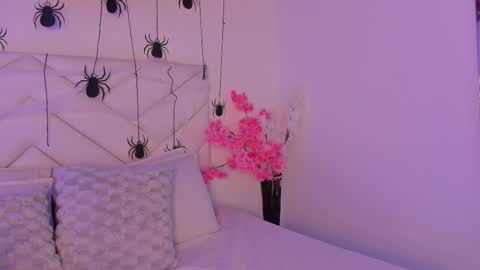 Snapshot of aurora_sweet2 chatting on 10.23.25 Madison online show from 10.23.25