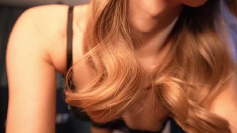 Snapshot of aurora_the_ballerina chatting on 01.11.25 Aurora online show from 01.11.25