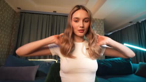 Snapshot of aurora_the_ballerina chatting on 01.28.25 Aurora online show from 01.28.25