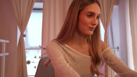 Snapshot of aurora_the_ballerina chatting on 09.21.25 Aurora online show from 09.21.25