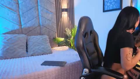 Snapshot of auroralanee chatting on 11.04.25 aurora online show from 11.04.25