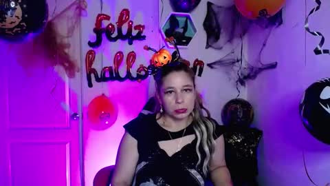 Snapshot of aurorarojas chatting on 10.21.25 Aurora Rojas online show from 10.21.25