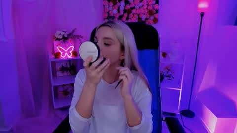 aurorawrenfield online show from 09.12.25