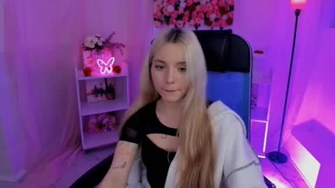 aurorawrenfield online show from 09.22.25