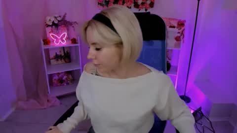 aurorawrenfield online show from 11.04.25