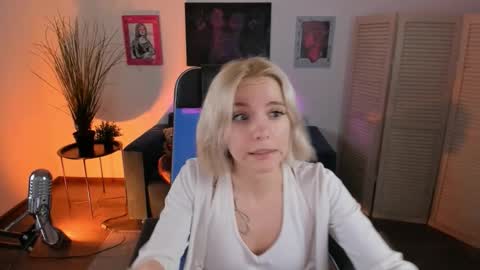 aurorawrenfield online show from 12.15.25