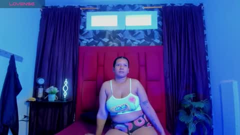 Snapshot of auroreadams chatting on 11.17.25 auroreadams online show from 11.17.25