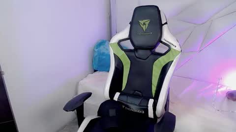 Snapshot of austin_col_ chatting on 09.26.25 AUSTIN online show from 09.26.25