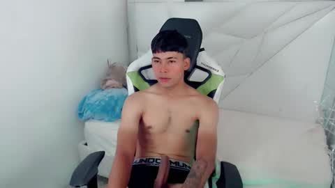 Snapshot of austin_col_ chatting on 10.01.25 AUSTIN online show from 10.01.25