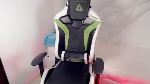 Snapshot of austin_col_ chatting on 10.02.25 AUSTIN online show from 10.02.25