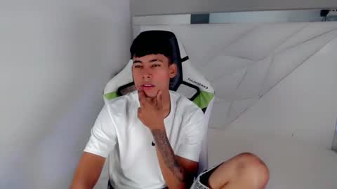 Snapshot of austin_col_ chatting on 10.05.25 AUSTIN online show from 10.05.25