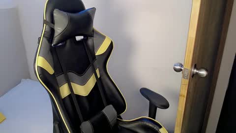 Snapshot of austin_col_ chatting on 10.07.25 AUSTIN online show from 10.07.25