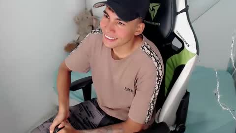 Snapshot of austin_col_ chatting on 11.05.25 AUSTIN online show from 11.05.25