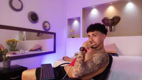 Snapshot of austin_collinss chatting on 01.04.25 AUSTIN online show from 01.04.25