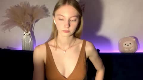 Snapshot of autumnroginson chatting on 09.25.25 Annie online show from 09.25.25